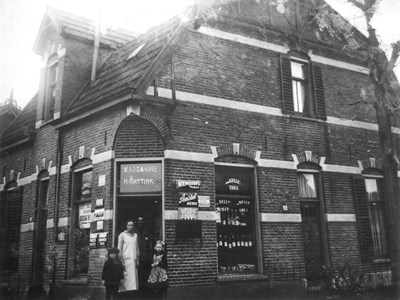 Familie Rattink in hun winkel, ca. 1921